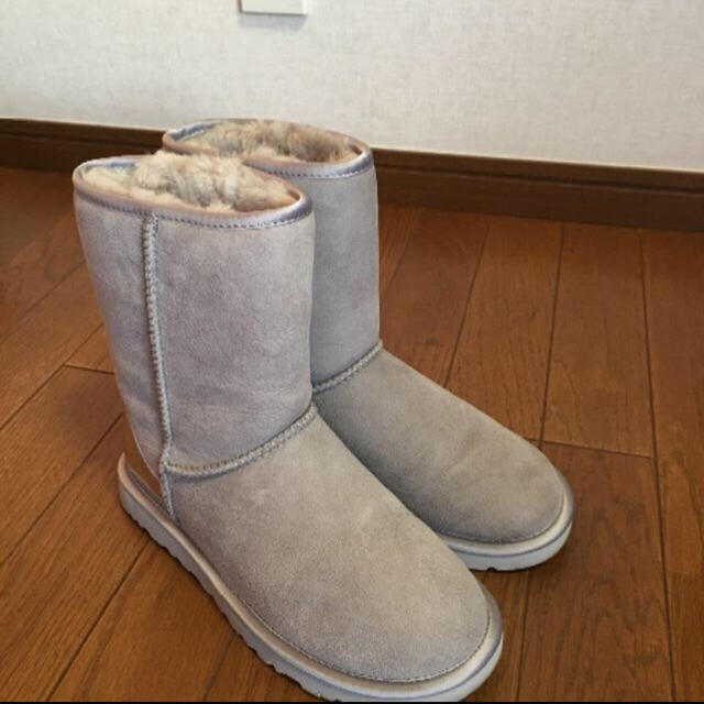 限定品 UGG クラッシックショートMETALL IC PATENT グレー