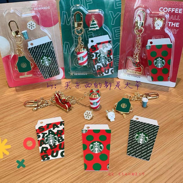 Starbucks Coffee(スターバックスコーヒー)の3個セット！スターバックス 台湾 クリスマス キーチェーン ピンバッジ 中国 レディースのファッション小物(キーホルダー)の商品写真