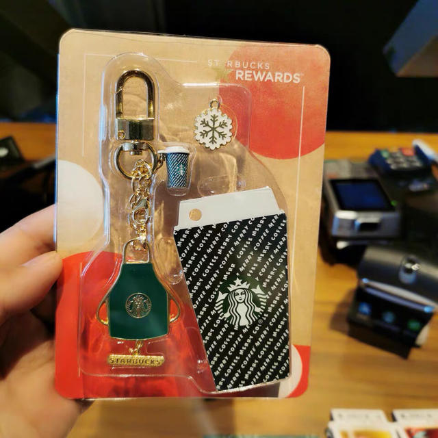 Starbucks Coffee(スターバックスコーヒー)の3個セット！スターバックス 台湾 クリスマス キーチェーン ピンバッジ 中国 レディースのファッション小物(キーホルダー)の商品写真