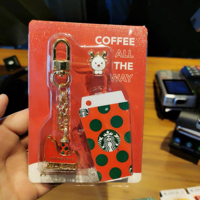 Starbucks Coffee(スターバックスコーヒー)の3個セット！スターバックス 台湾 クリスマス キーチェーン ピンバッジ 中国 レディースのファッション小物(キーホルダー)の商品写真