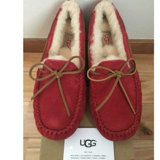 UGG(アグ)のシェル様【新品】UGG モカシン ダコタ（ジェスターレッド:23.5〜24㎝） レディースの靴/シューズ(スリッポン/モカシン)の商品写真