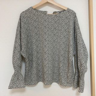 ユニクロ(UNIQLO)のユニクロ　花柄トップス(カットソー(長袖/七分))