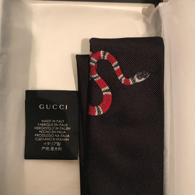 Gucci(グッチ)のGucci ネクタイ 蛇　スネーク メンズのファッション小物(ネクタイ)の商品写真