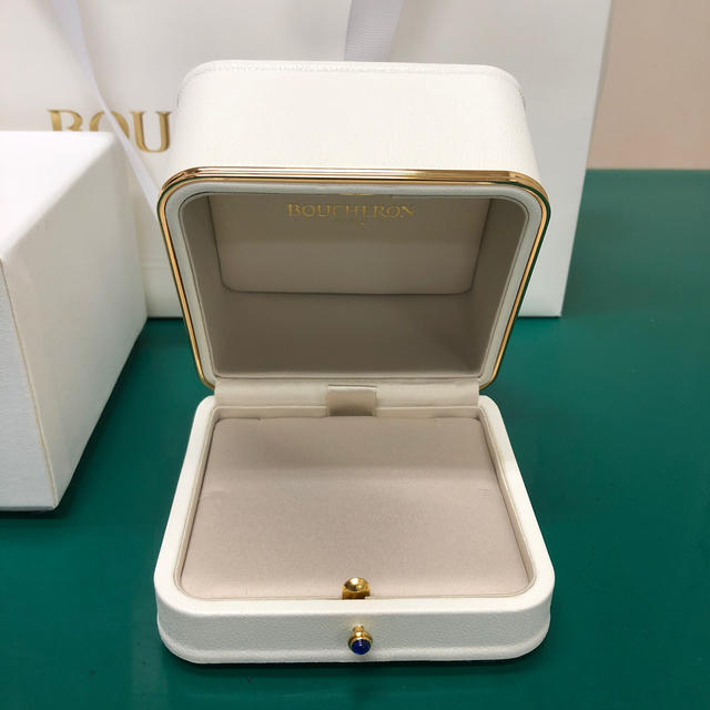 BOUCHERON(ブシュロン)のブシュロンBOUCHERONの箱 袋 リボン カタログ レディースのバッグ(ショップ袋)の商品写真