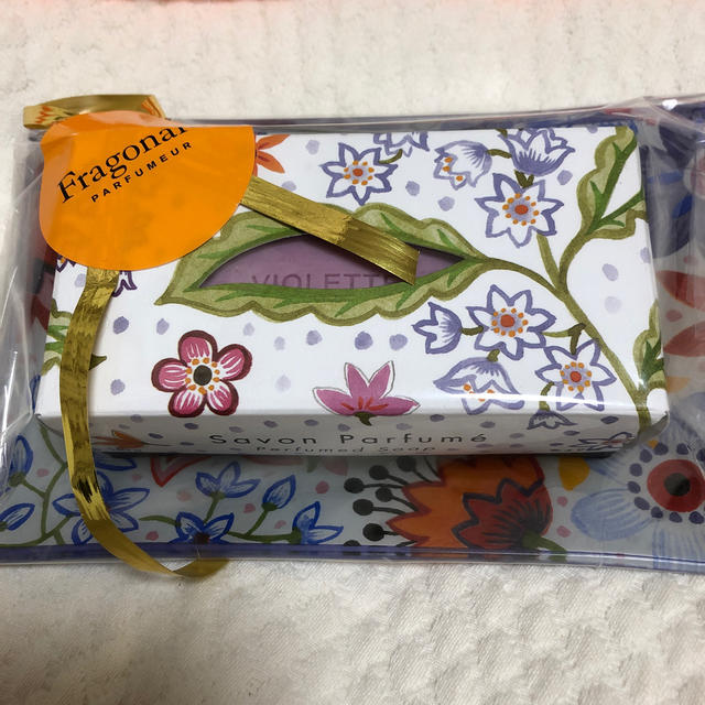 Fragonard(フラゴナール)のフラゴナール　violet石鹸と石鹸置きプレープレゼント用 コスメ/美容のボディケア(ボディソープ/石鹸)の商品写真
