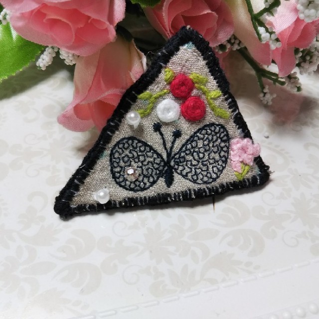 mina perhonen(ミナペルホネン)のchocho 刺繍 ブローチ クリスマス ＊ハンドメイド＊ ハンドメイドのアクセサリー(コサージュ/ブローチ)の商品写真