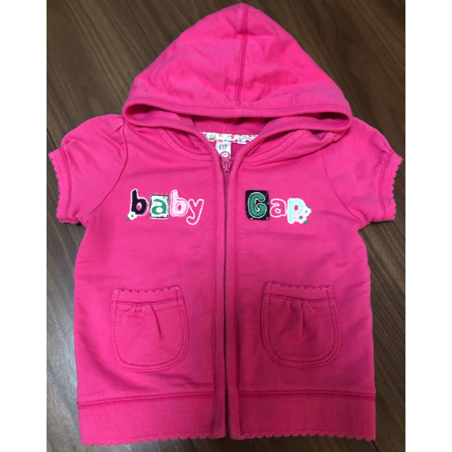 babyGAP(ベビーギャップ)のbabyGAP半袖ピンクパーカー80 キッズ/ベビー/マタニティのベビー服(~85cm)(トレーナー)の商品写真