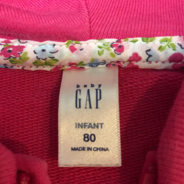 babyGAP(ベビーギャップ)のbabyGAP半袖ピンクパーカー80 キッズ/ベビー/マタニティのベビー服(~85cm)(トレーナー)の商品写真