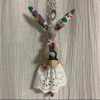 ハンドメイド　うさぎ　リネン  バッグチャーム(バッグチャーム)