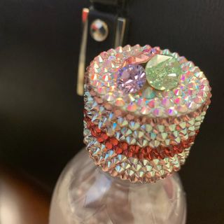 スワロフスキー(SWAROVSKI)の【全面デコ】ペットボトルキャップのカバー　スワロフスキー　ピンク系(デコパーツ)