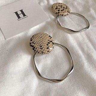 イエナ(IENA)のベージュパイソン×シルバーリングピアス／イヤリング(ピアス)