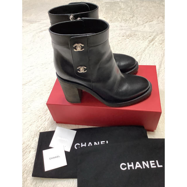 CHANEL(シャネル)の確実正規品　美品　シャネルターンロックブーツ38ハーフ レディースの靴/シューズ(ブーツ)の商品写真