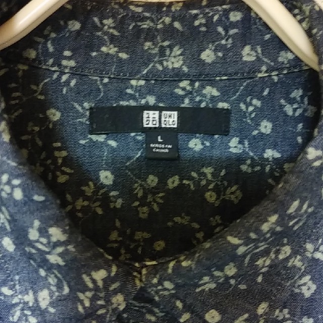 UNIQLO(ユニクロ)のユニクロ　紺　花柄シャツ レディースのトップス(シャツ/ブラウス(長袖/七分))の商品写真