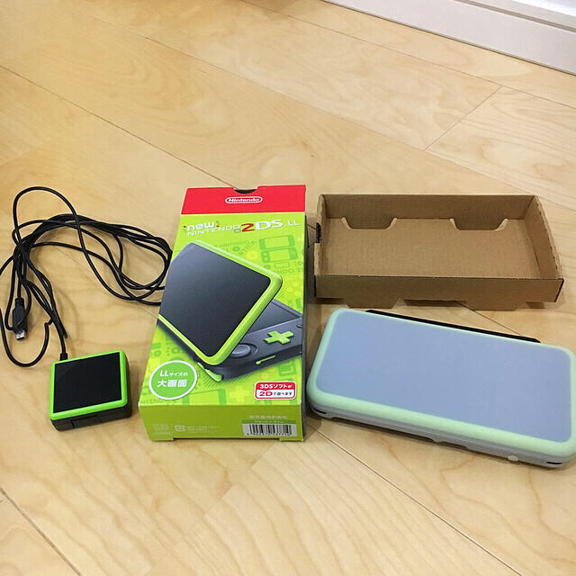 ニンテンドー2DS(ニンテンドー2DS)のゲームソフトのおまけ付きニンテンドー2DSLL エンタメ/ホビーのゲームソフト/ゲーム機本体(携帯用ゲーム機本体)の商品写真