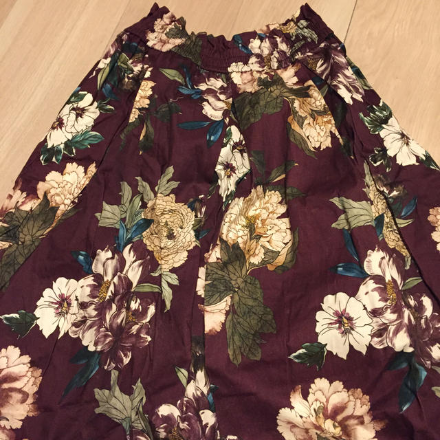 ZARA(ザラ)の新品 タグ付きStradivarius 花柄のスカート レディースのスカート(ロングスカート)の商品写真