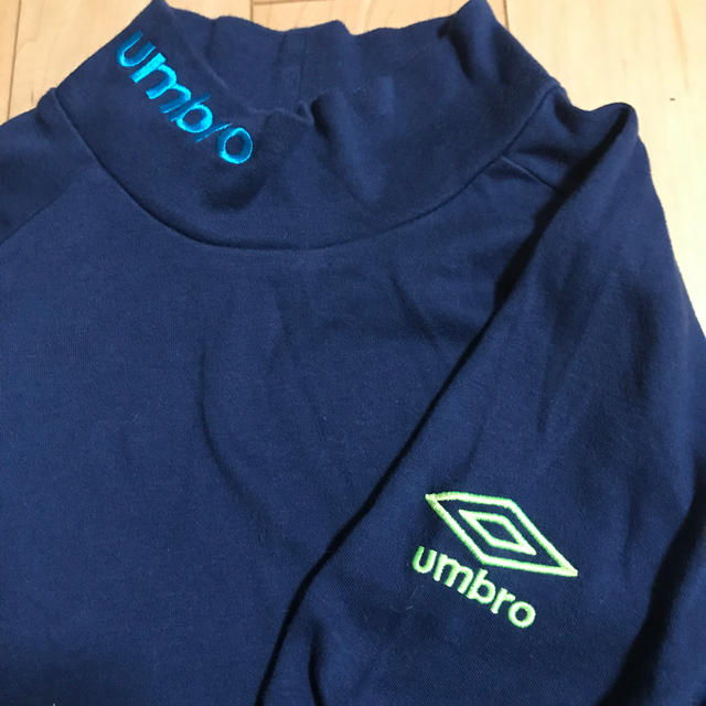 UMBRO(アンブロ)の⭐️美品⭐️キッズ長袖Tシャツ　アンブロ　150 スポーツ/アウトドアのサッカー/フットサル(ウェア)の商品写真