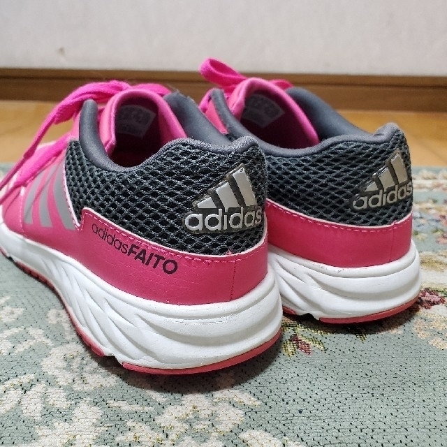 adidas(アディダス)のadidas♥22cm/sports/ショッキングピンク/シューズ/スニーカー キッズ/ベビー/マタニティのキッズ靴/シューズ(15cm~)(スニーカー)の商品写真