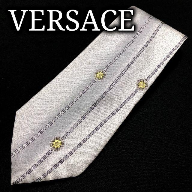 Gianni Versace(ジャンニヴェルサーチ)のヴェルサーチ フラワーデザイン グレー ネクタイ グレカ模様 A101-K25 メンズのファッション小物(ネクタイ)の商品写真