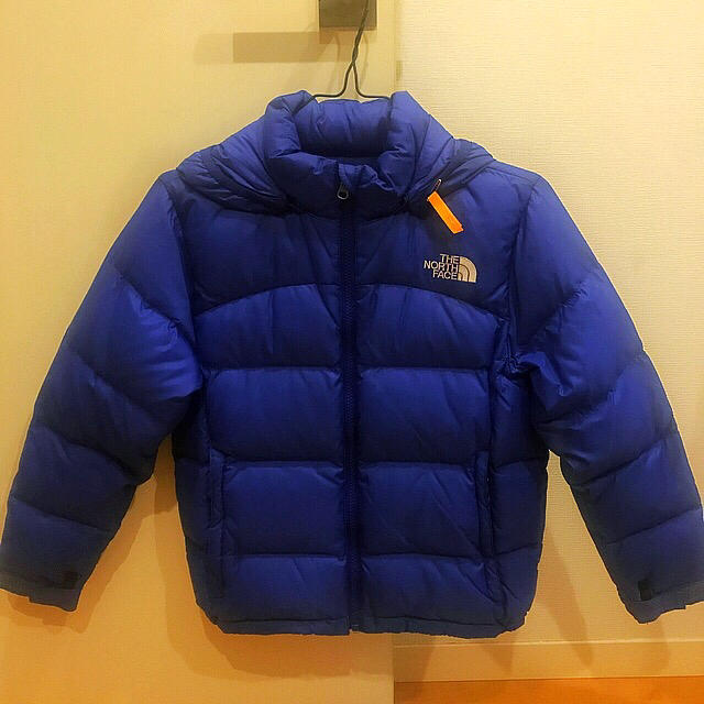 THE NORTH FACE(ザノースフェイス)のTHE NORTH FACE 140 キッズ　ボーイズ　ダウンジャケット キッズ/ベビー/マタニティのキッズ服男の子用(90cm~)(コート)の商品写真