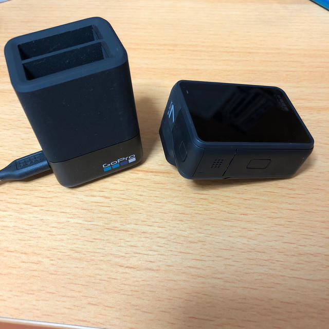 GoPro(ゴープロ)のGoPro hero7 ブラック　充電器つき スマホ/家電/カメラのカメラ(ビデオカメラ)の商品写真