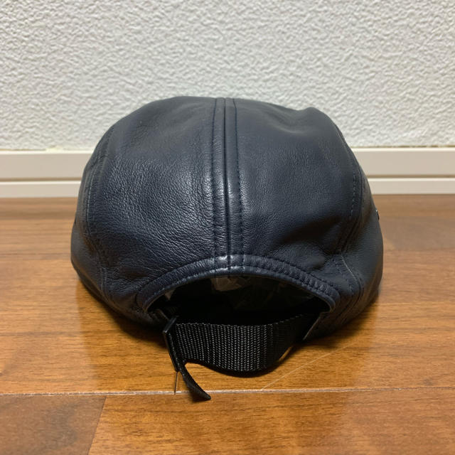 Supreme(シュプリーム)のSupreme Leather Box Logo Camp Cap Navy メンズの帽子(キャップ)の商品写真