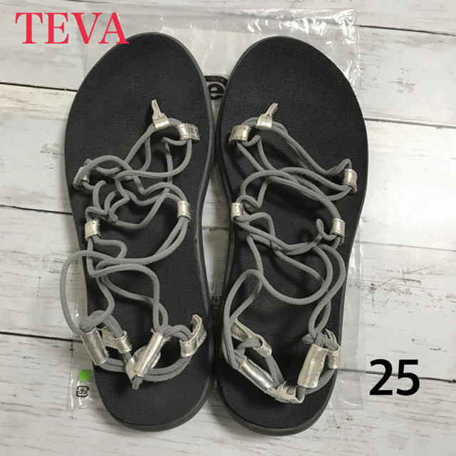 Teva(テバ)のTEVA テバ　レディース　ボヤインフィニティ　シルバー　25 レディースの靴/シューズ(サンダル)の商品写真