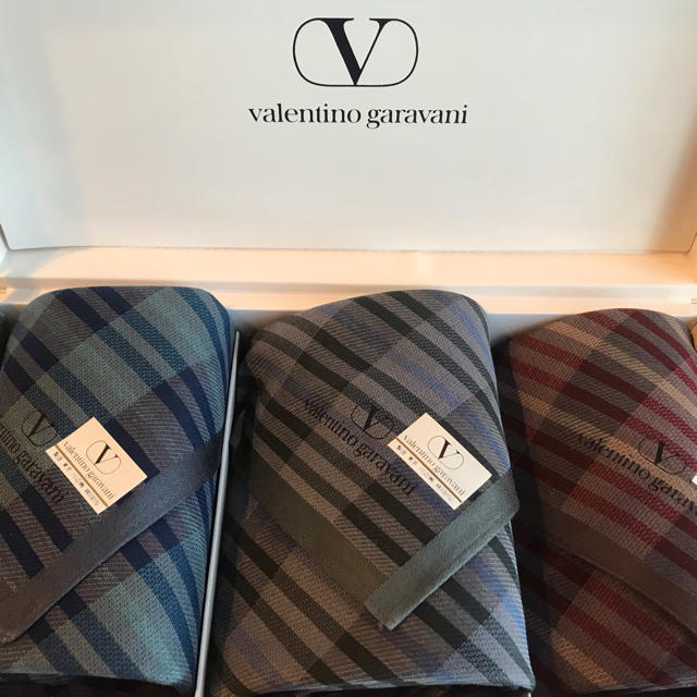 valentino garavani(ヴァレンティノガラヴァーニ)のmaki4899様専用☆ハンカチ3点セット メンズのファッション小物(ハンカチ/ポケットチーフ)の商品写真
