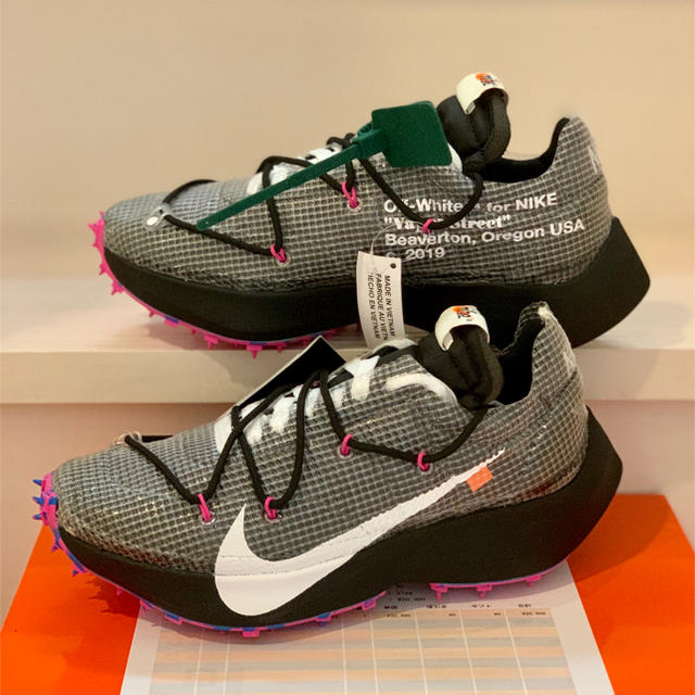 NIKE　スニーカー　オフホワイト　ヴェイパーストリート　ウィメンズ　24cm