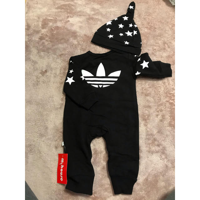 adidas(アディダス)のadidas風90cm帽子セット星柄ブラックロンパース キッズ/ベビー/マタニティのキッズ服男の子用(90cm~)(Tシャツ/カットソー)の商品写真