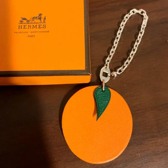 Hermes(エルメス)の箱付き新品未使用　HERMES オレンジチャーム レディースのファッション小物(キーホルダー)の商品写真