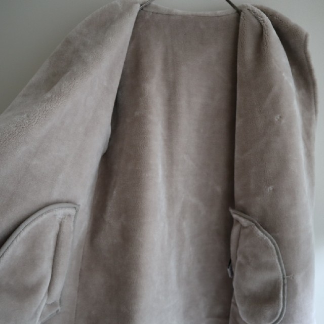 PLST(プラステ)のふわふわ　ムートン　フーテッド　ロングコート　グレージュ　ゆったり　大きめ レディースのジャケット/アウター(ムートンコート)の商品写真