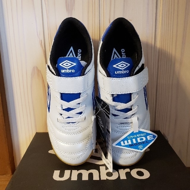 UMBRO(アンブロ)のumbroアンブロ【新品】サッカーシューズ　20 スポーツ/アウトドアのサッカー/フットサル(その他)の商品写真