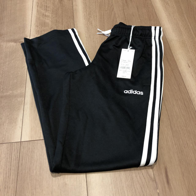 adidas(アディダス)の新品タグ付き アディダス ジャージ キッズ/ベビー/マタニティのキッズ服男の子用(90cm~)(パンツ/スパッツ)の商品写真