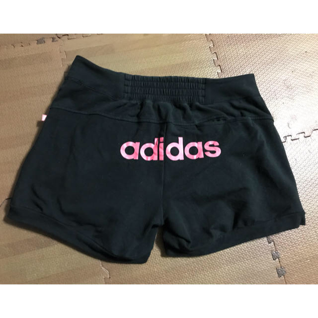 adidas(アディダス)のadidas スポーツウェア 黒 ピンクロゴ ショートパンツ レディースのパンツ(ショートパンツ)の商品写真