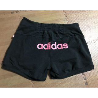 アディダス(adidas)のadidas スポーツウェア 黒 ピンクロゴ ショートパンツ(ショートパンツ)