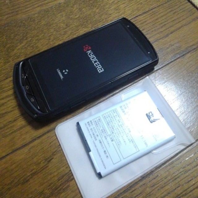 au(エーユー)のau kyv35 torque g02 ブラック　バッテリー2個つき スマホ/家電/カメラのスマートフォン/携帯電話(スマートフォン本体)の商品写真