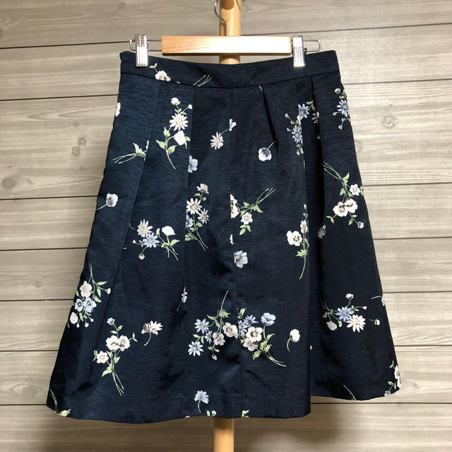 ROPE’(ロペ)のロペ スカート 花柄 ネイビー レディースのスカート(ひざ丈スカート)の商品写真