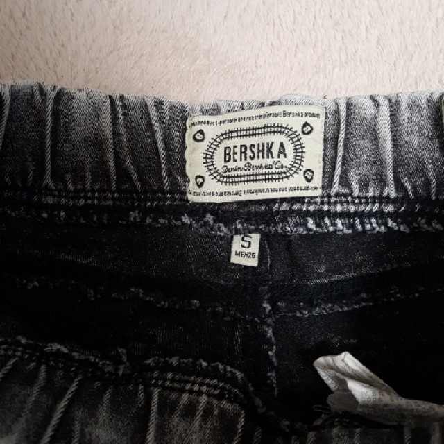 Bershka(ベルシュカ)のベルーシュカ　スキニーパンツ　薄 レディースのパンツ(スキニーパンツ)の商品写真