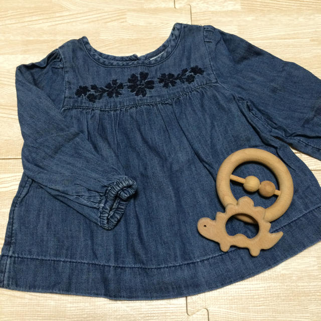 babyGAP(ベビーギャップ)の【りあ1066様専用】デニム刺繍トップス キッズ/ベビー/マタニティのベビー服(~85cm)(シャツ/カットソー)の商品写真