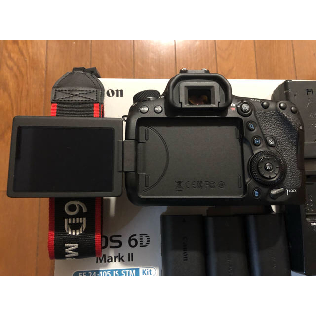 Canon(キヤノン)のキャノン canon EOS 6d mark2 バッテリー3本付き☆ 美品 スマホ/家電/カメラのカメラ(デジタル一眼)の商品写真