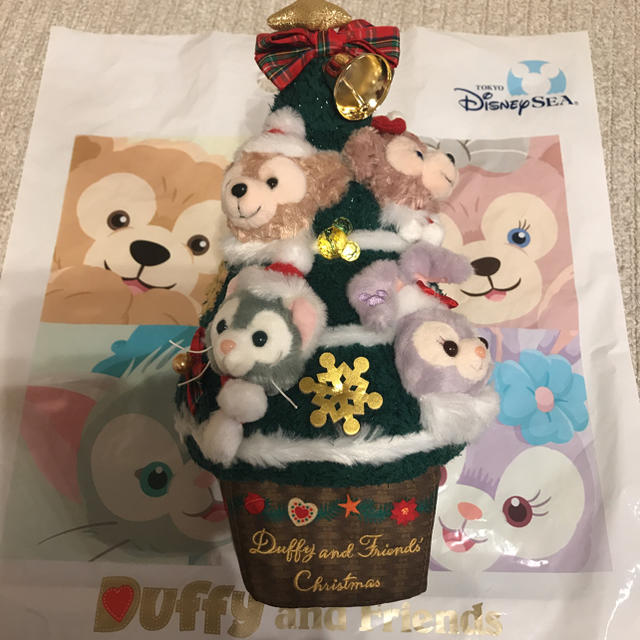 Disney(ディズニー)の新作♡ディズニー クリスマス 2019 ダッフィー ウィンターホリデー ツリー エンタメ/ホビーのおもちゃ/ぬいぐるみ(キャラクターグッズ)の商品写真