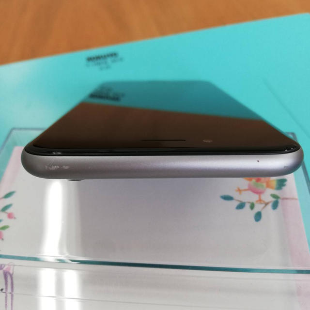 iPhone(アイフォーン)のiPhone6Silver16GBau スマホ/家電/カメラのスマートフォン/携帯電話(スマートフォン本体)の商品写真