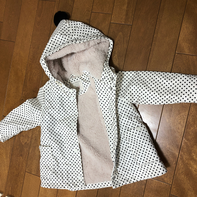 ZARA KIDS(ザラキッズ)のザラベイビー ドット　ファー　レインコート キッズ/ベビー/マタニティのキッズ服女の子用(90cm~)(ジャケット/上着)の商品写真