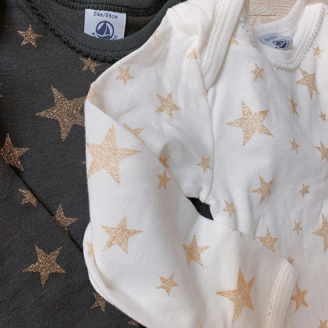 PETIT BATEAU(プチバトー)の新作✩.*˚現行品 新品 プチバトー 長袖肌着 86cm 24m セット キッズ/ベビー/マタニティのベビー服(~85cm)(肌着/下着)の商品写真