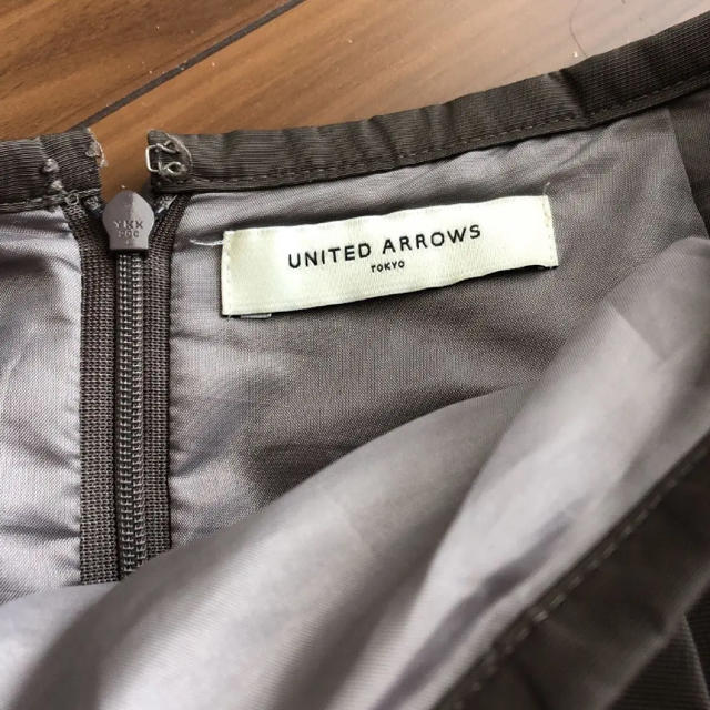 UNITED ARROWS(ユナイテッドアローズ)のユナイテッドアローズ　光沢フレアスカート  レディースのスカート(ひざ丈スカート)の商品写真