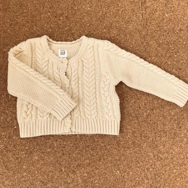 babyGAP(ベビーギャップ)のbabyGAP ケーブルニット カーディガン キッズ/ベビー/マタニティのベビー服(~85cm)(カーディガン/ボレロ)の商品写真