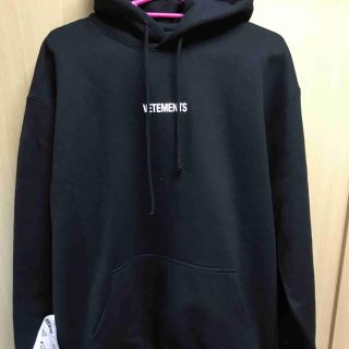 正規新品 19AW VETEMENTS ヴェトモン ロゴ ビッグタグ パーカー(パーカー)