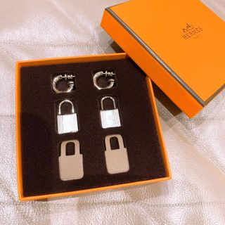 エルメス(Hermes)のオーケリー   エルメス　ピアス💕　エトゥープ&シルバー(ピアス)