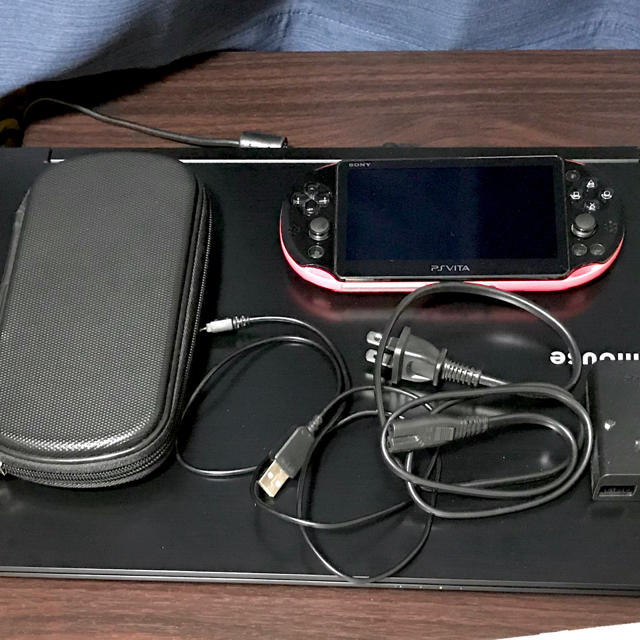 PlayStation Vita(プレイステーションヴィータ)のSONY PlayStationVITA 本体  PCH-2000 ZA15 エンタメ/ホビーのゲームソフト/ゲーム機本体(携帯用ゲーム機本体)の商品写真