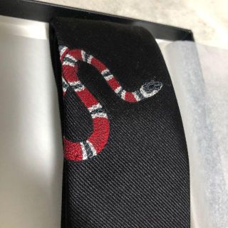 グッチ(Gucci)のgucci スネーク ネクタイ ブラック(ネクタイ)